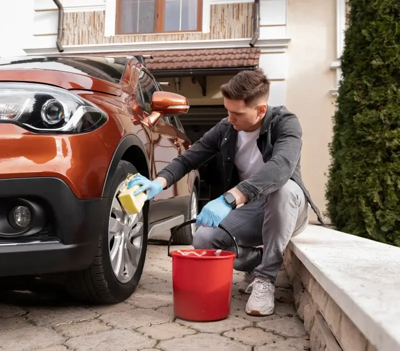 Lavage auto à domicile Amfreville : professionnel intervenant sur un véhicule